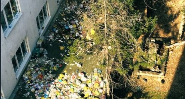 (ФОТО) Македонските академски граѓани се гушат во сопственото ѓубре кое го „летаат“ низ прозор