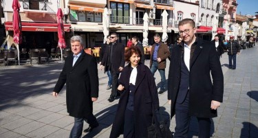 Иванов и кандидатката за негов наследник Силјановска прошетаа низ Охрид