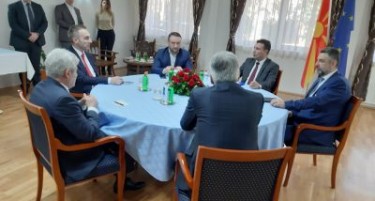 Заврши средбата Заев - Ахмети, споделени меѓусебните анализи
