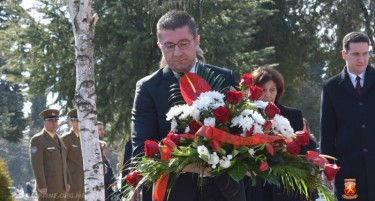 (ФОТО) Мицкоски, Силјановска и Ѓорчев му се поклонија на Трајковски