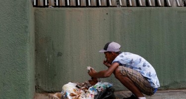 (ВИДЕО) Венецуелците се хранат од контејнери