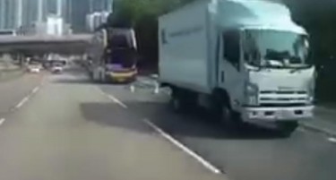 (ВИДЕО) Стравична снимка од несреќа: Се судрија автобус и камион, загинаа двајцата возачи