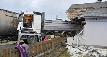 (ФОТО) ЗА СЕКУНДА ГО ИЗГУБИЈА ДОМОТ: Воз удри во камион кој заврши врз куќа