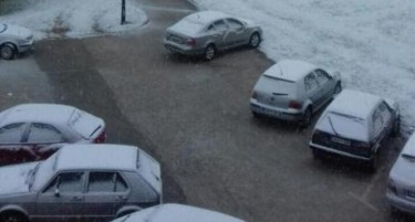 (ФОТО) БиХ под снег, сообраќајот отежнат