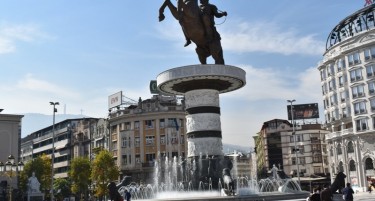 Мицотакис објасни зошто не го сака споменикот „Воинот на коњ“