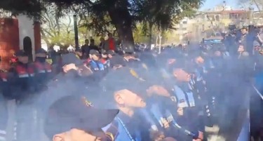 (ВИДЕО) ТИРАНА ГОРИ: Демонстрантите спречени да го пробијат полицискиот кордон