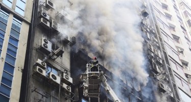 (ВИДЕО) Луѓе скокаат за да се спасат од зградата која гори