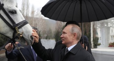 (ВИДЕО) Путин доби подарок од колегата од Киргистан