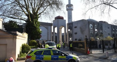 Маж е убиен со нож пред џамија