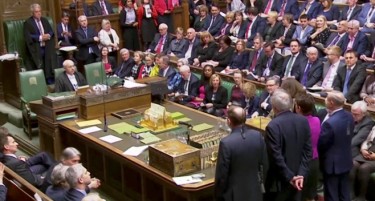 МОЖНИ И НОВИ ИЗБОРИ: Британски министри со закани до Тереза Меј дека ќе поднесат оставка поради Брегзит
