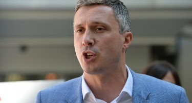 Вучиќ ги повика симпатизерите на контра-митинг, Обрадовиќ најави дека Србија „влегува во опасен политички период“