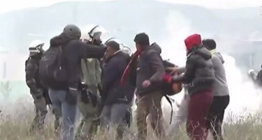 (ВИДЕО) Мигрантите повторно се обидуваат да влезат во Македонија