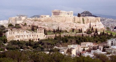 Древните храмови не се оштетени: Четворица во болница по удар на гром во Акропол
