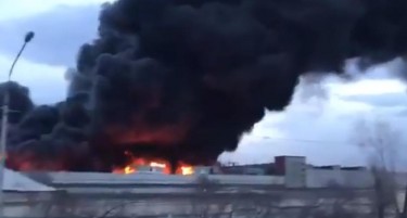 (ВИДЕО) Први снимки од запалената фабрика за ракети: Изгаснат пожарот во Краснојарск
