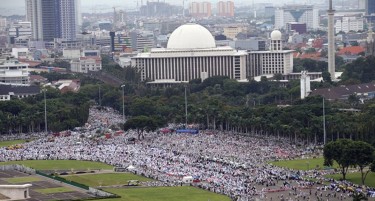 Рачно броење гласачки ливчиња во Индонезија: Стотици починати од замор