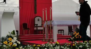 ГАЛЕРИЈА: Плоштадот „Македонија“ се полни: И столицата „го чека“ Папата