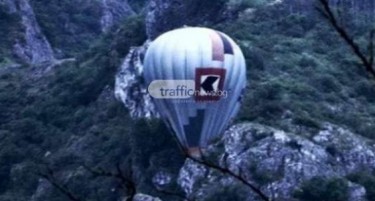 (ВИДЕО) Балон за летање со туристи заглавил помеѓу карпи на Родопите