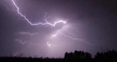 Во соседна земја регистрирани 15.000 молњи за една ноќ