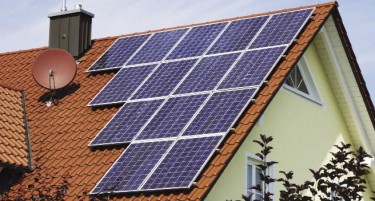 НОВ ЗАКОН: Ќе се олеснува поставувањето на фотоволтаици на кров, домаќинствата ќе имаат право до 10 киловати