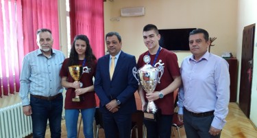 Фондацијата Анѓушев им додели стипендии на македонските тинејџери вицешампиони на европскиот квиз на парите