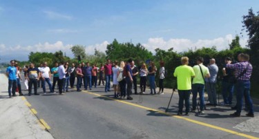 Стопанствениците од Визбегово втор ден на протест, бараат Шилегов да побрза заради дистрибуцијата