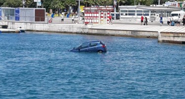 (ВИДЕО) Автомобил излета во море