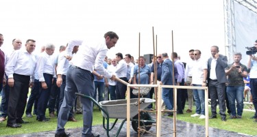(ФОТО) Бујар Османи и Али Ахмети не се откажуваат од лопатата