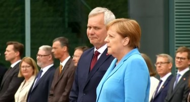 (ВИДЕО) СВЕТОТ ЗАГРЖИЕН ЗА НЕЈЗИНОТО ЗДРАВЈЕ: Германски експерт за читање од усни откри што повторуваше Меркел додека се тресеше