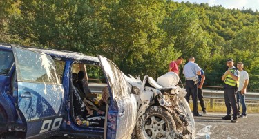 (ФОТО) СМАЧКАНИ ВОЗИЛА: Тешка сообраќајка на патот Скопје - Тетово