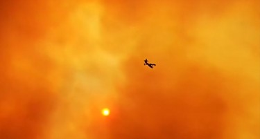 (ВИДЕО) Канадер лета над пожарите во Грција, еве како бојата му се промени