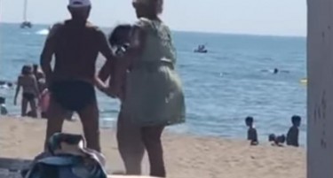 (ВИДЕО) Машко - женска тепачка на плажа во Улцињ предизвика лавина реакции