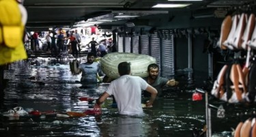 (ВИДЕО) ПОРОЈНИ ДОЖДОВИ СО ЖРТВИ ВО ИСТАНБУЛ: Градот под вода, автомобили пливаат