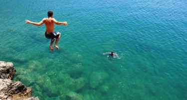 Скок во вода парализира за цел живот пет млади момчиња