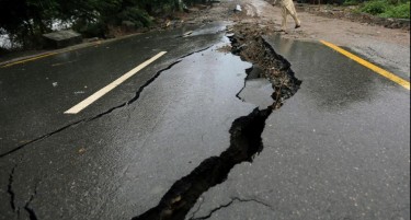 РАСТЕ БРОЈОТ НА ЖРТВИ: При силен земјотрес загинаа 37 луѓе