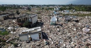 Земјотрес во Индонезија уби најмалку 20 луѓе