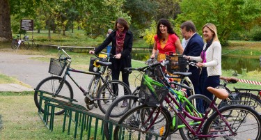(ФОТО) Министерката Ангеловска возеше велосипед со холандскиот амбасадор