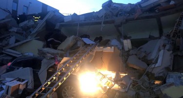 ЧУДО ГО СПАСИЛО: Маж по два дена во земјотресот во Албанија извлечен жив од урнатините