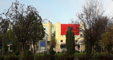 Се бара да се тргне големото знаме на Албанија што општина Чаир го постави на својата фасада