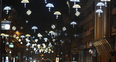 (ФОТО) ЅИРНЕТЕ КАКО Е УКРАСЕНО: Новогодишната еуфорија го зафати Скопје