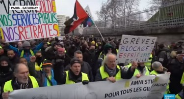 (ВИДЕО) Франција на нозе против Макрон: Штрајкови поради новата пензиска реформа