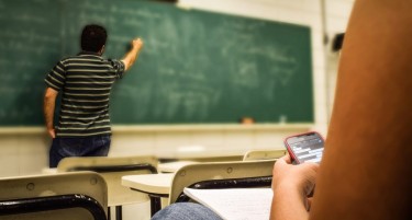 Наставниците во скопска општина веќе не смеат да користат мобилни на часовите