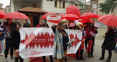(ФОТО) МАРШ НА ЦРВЕНИ ЧАДОРИ: Сексуалните работнички кажаа „Стоп на насилството“