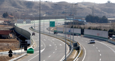 Засадени 600-те илјади багреми на автопатот Миладиновци - Штип