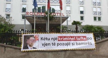 „Доаѓа воен злосторник, да позира како добротвор“, напишаа Албанците на хотелот каде ќе престојува Вучиќ