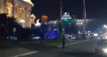 (ВИДЕО) Човек си пукаше во глава пред Парламентот во Белград