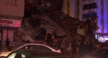 (ВИДЕО) СЕ БАРААТ ТЕЛАТА: Земјотресот во Турција урна згради и уби луѓе