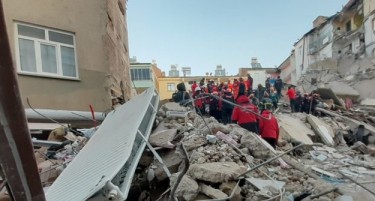 ТУРЦИТЕ ГИ НАПУШТИЈА ДОМОВИТЕ: Земјотрес ја стресе западна Турција
