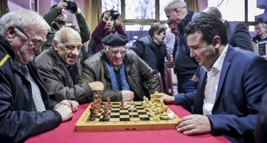 Заев одигра партија шах со пензионер и му рече дека в понеделник на сметка ќе добие повисока пензија