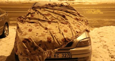 (ВИДЕО+ФОТО) ИЗМЕРЕНИ -28 СТЕПЕНИ: Луѓето ги покриваат автомобилите со ќебиња