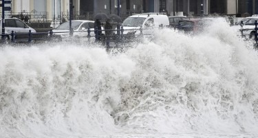 (ФОТО) БРАНОВИ ОД ПО 10 МЕТРИ: Бурата Денис ја погоди Британија